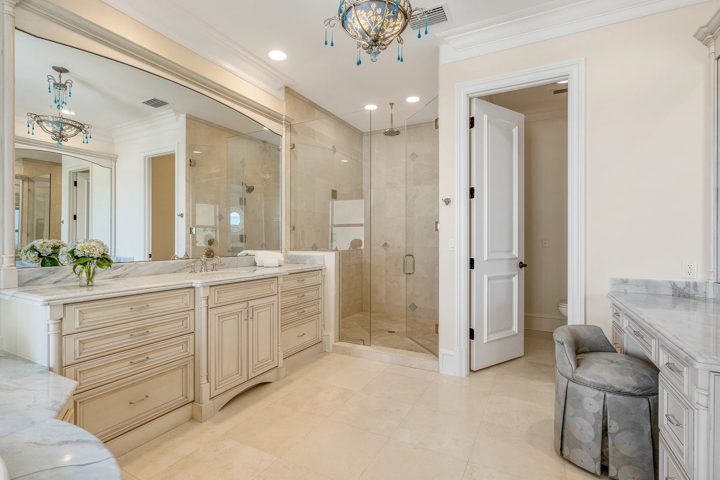 Light guest bath with granite vanity