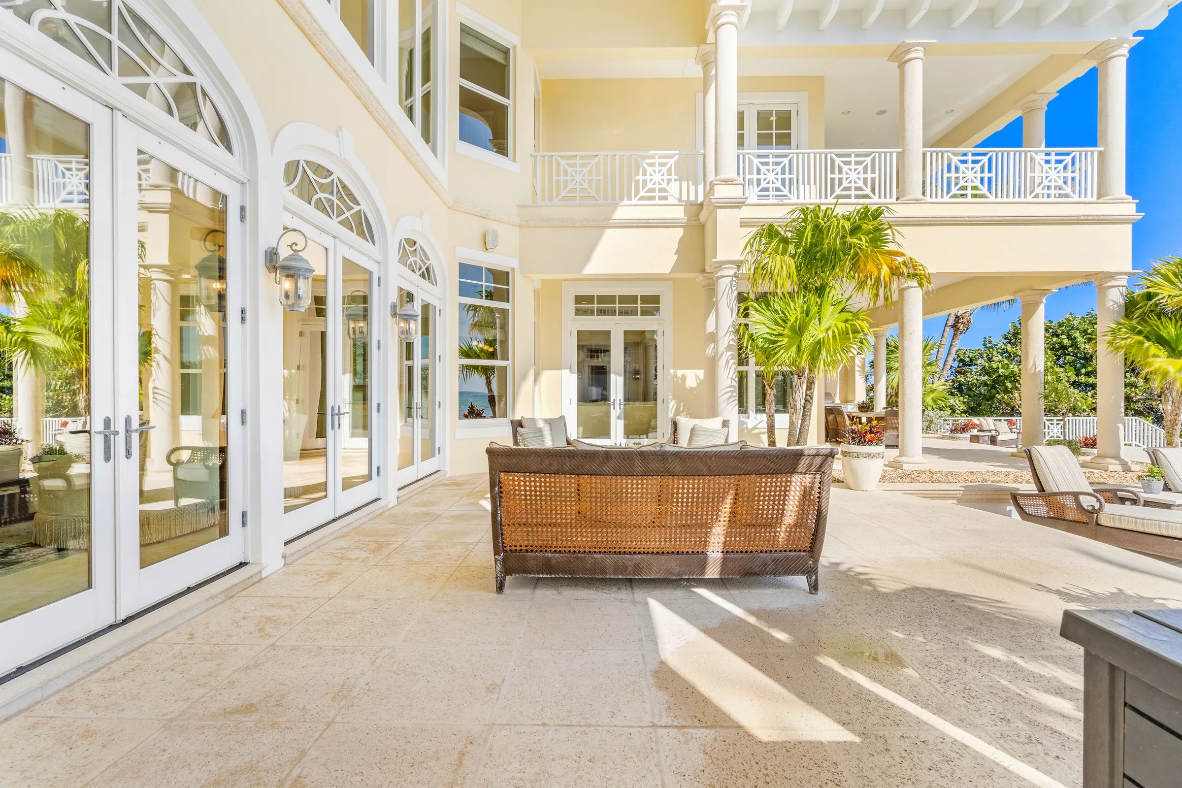 Outdoor wet bar with grill